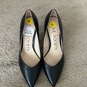 Black pumps